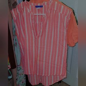 Simply styled short sleeve top